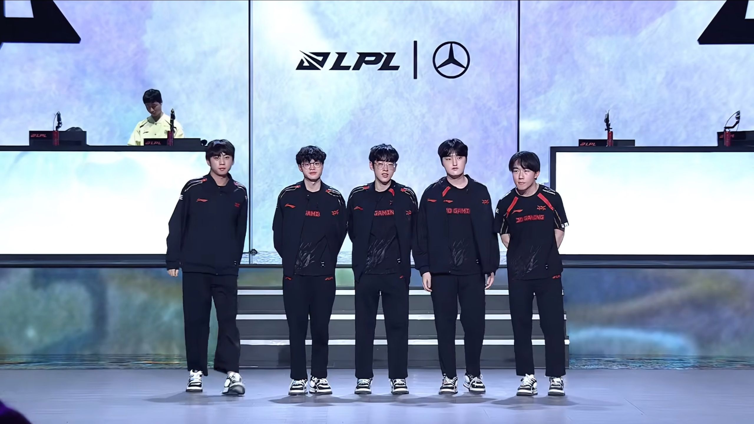 开云体育-JDG绝杀DRX,Bin开启传奇时刻2025世界赛2:1(成都)