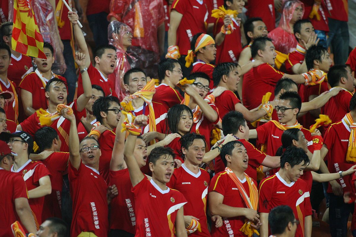 在比赛中球员们目不转瞬,全力以赴 在比赛中球员们目不转瞬,全力以赴