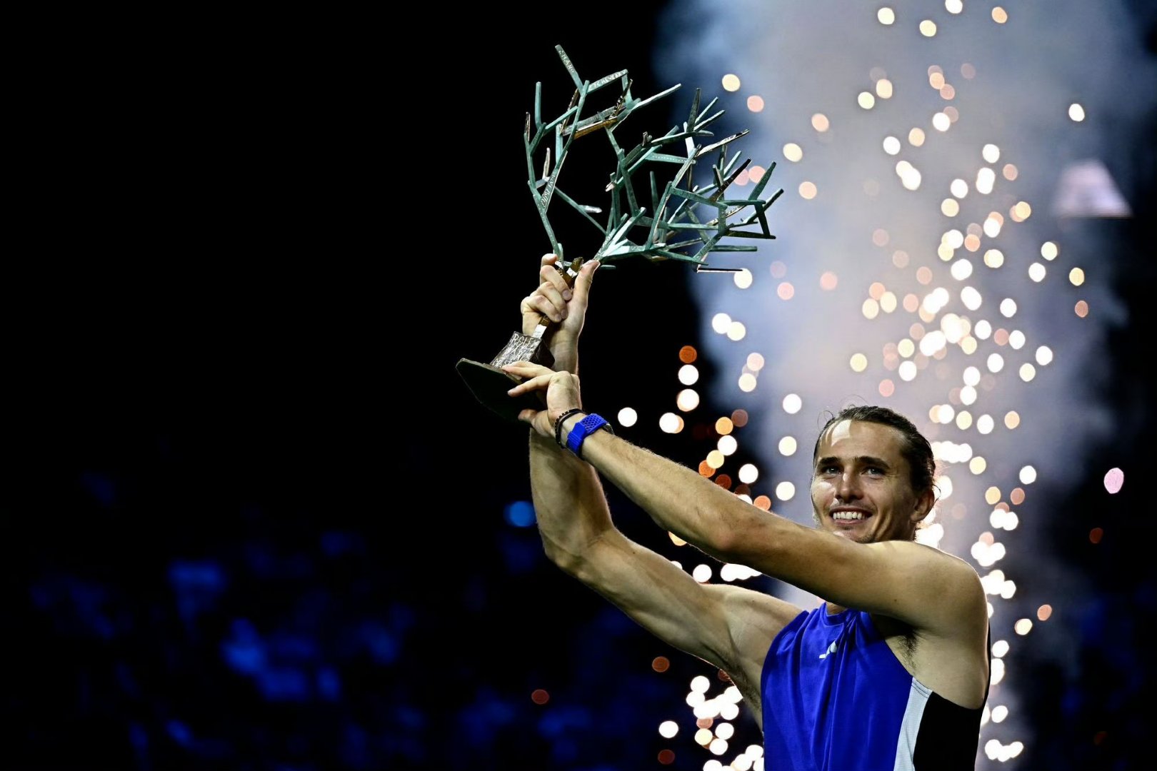 关于西班牙网球队力克世界网球队,兹维列夫制霸全场的信息 关于西班牙网球队力克世界网球队,兹维列夫制霸全场的信息