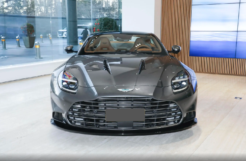 包含阿斯顿马丁绝杀雷诺车队，诺里斯点燃赛场的词条